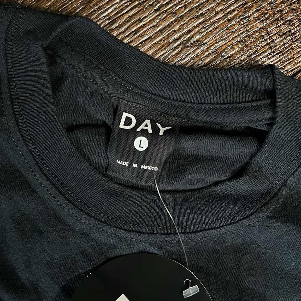 Day by Daydreamer Brittany Abstract Face Tee - Picture 6 of 13